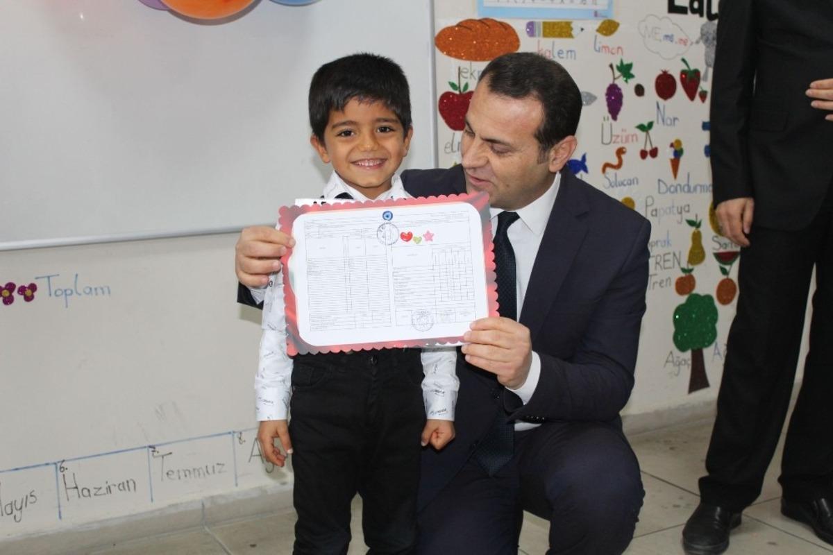 Kahta&rsquo;da &ouml;ğrencilerin karne sevinci