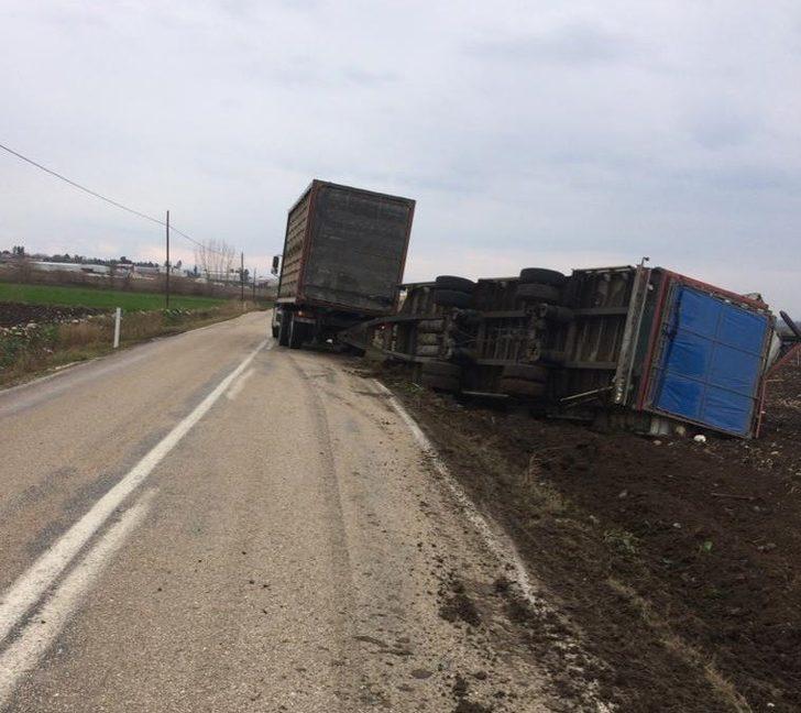 Osmaniye'de TIR devrildi! 2 bin 200 tavuk telef oldu G1