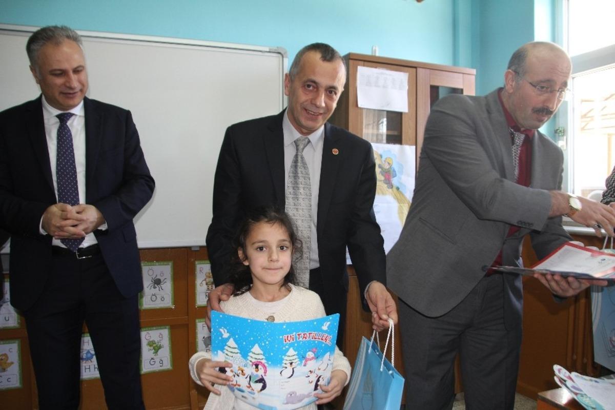 Bayburt&rsquo;ta 15 bin &ouml;ğrenci karne heyecanı yaşadı