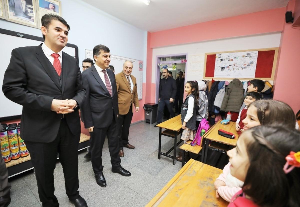 &Ouml;ğrenciler merakla bekledikleri karnelerini aldılar