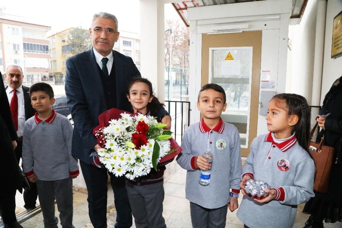 Başkan G&uuml;der, &ouml;ğrencilerin karne heyecanına ortak oldu
