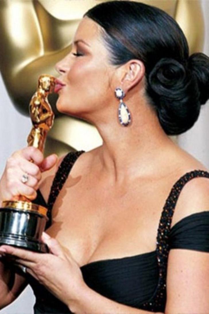 Ünlü yıldızın üç göğüs ucu var G3