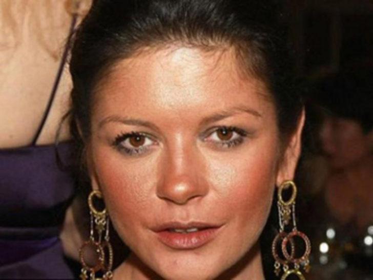 Ünlü yıldızın üç göğüs ucu var G4