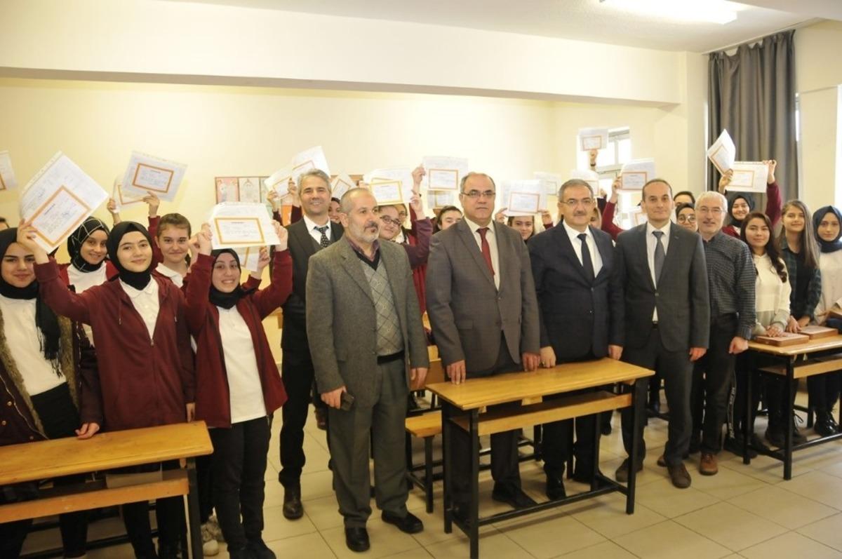 Rekt&ouml;r Şahin, &ouml;ğrencilerin karne heyecanına ortak oldu