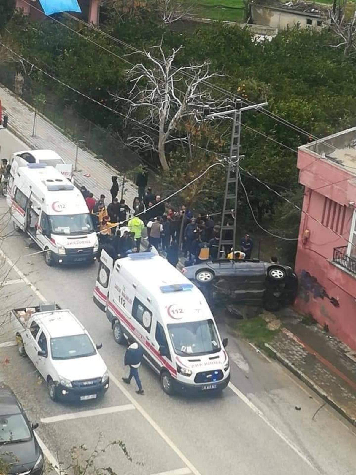 Otomobil elektrik direğine &ccedil;arptı: 5 yaralı