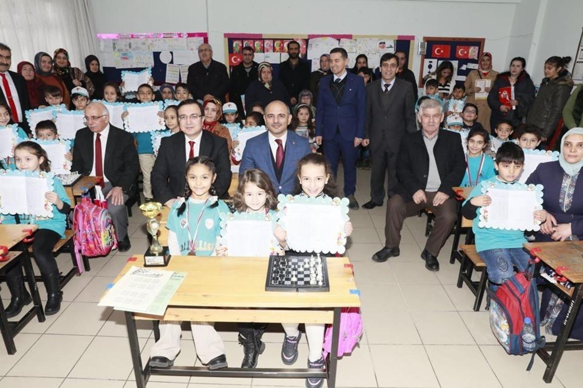 K&ouml;rfez&rsquo;de &ouml;ğrenciler karne heyecanı yaşadı