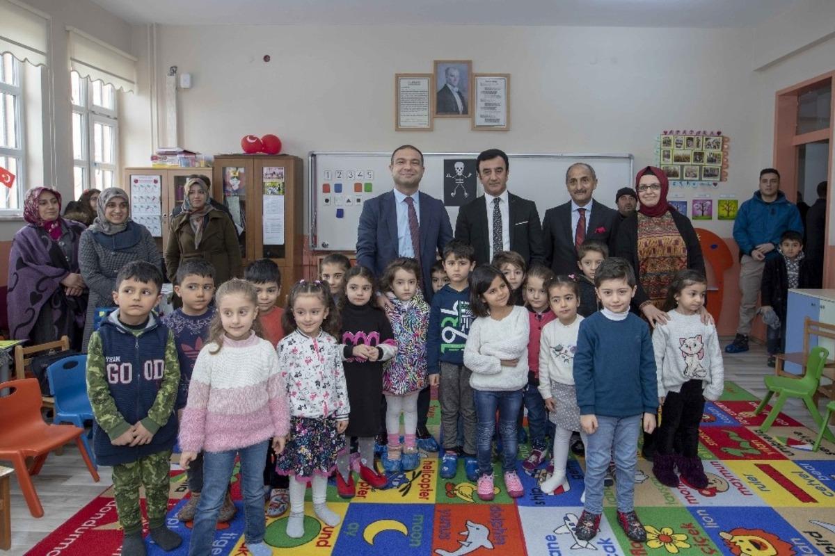 Başkan Vekili Aslan &ouml;ğrencilerin karne sevincine ortak oldu