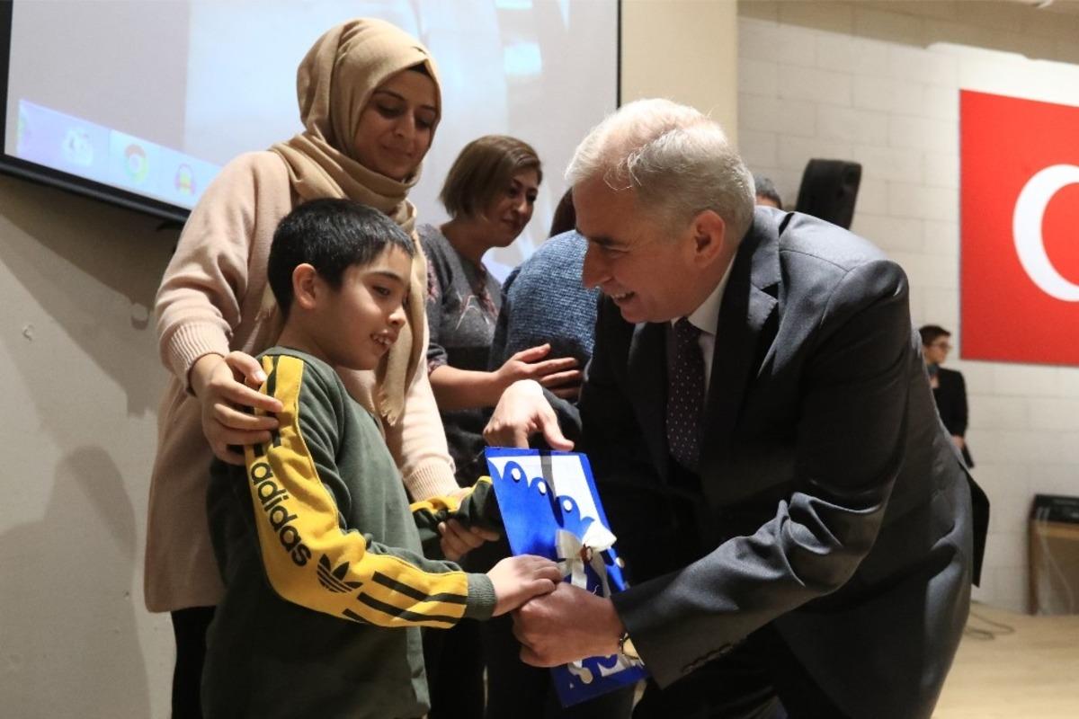 Başkan Osman Zolan, &ccedil;ocukların karne sevincini paylaştı