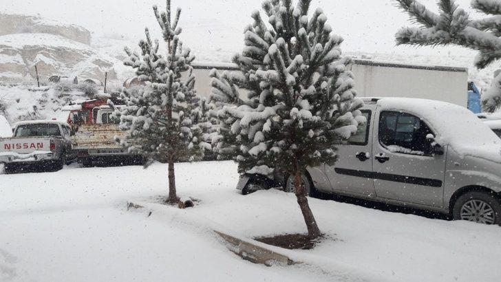 Kar yağışı Gürün’ü beyaza bürüdü G3