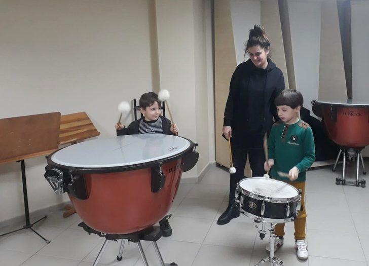 Çocuklara müzik aletleri tanıtıldı G3
