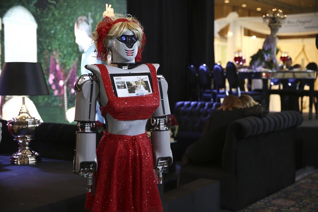 İstanbul'daki evlilik fuarında 'kınacı robotlar' şov yaptı!