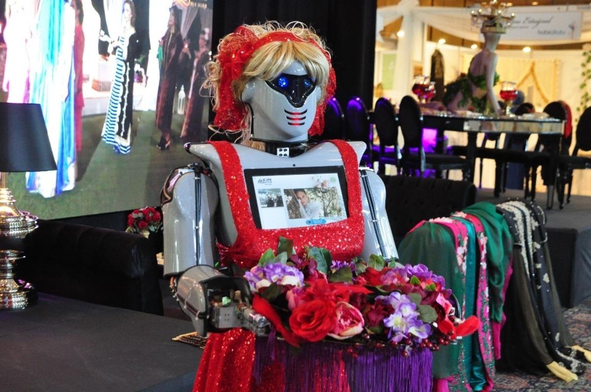 Kına gecelerinde &rsquo;robotlu&rsquo; eğlence