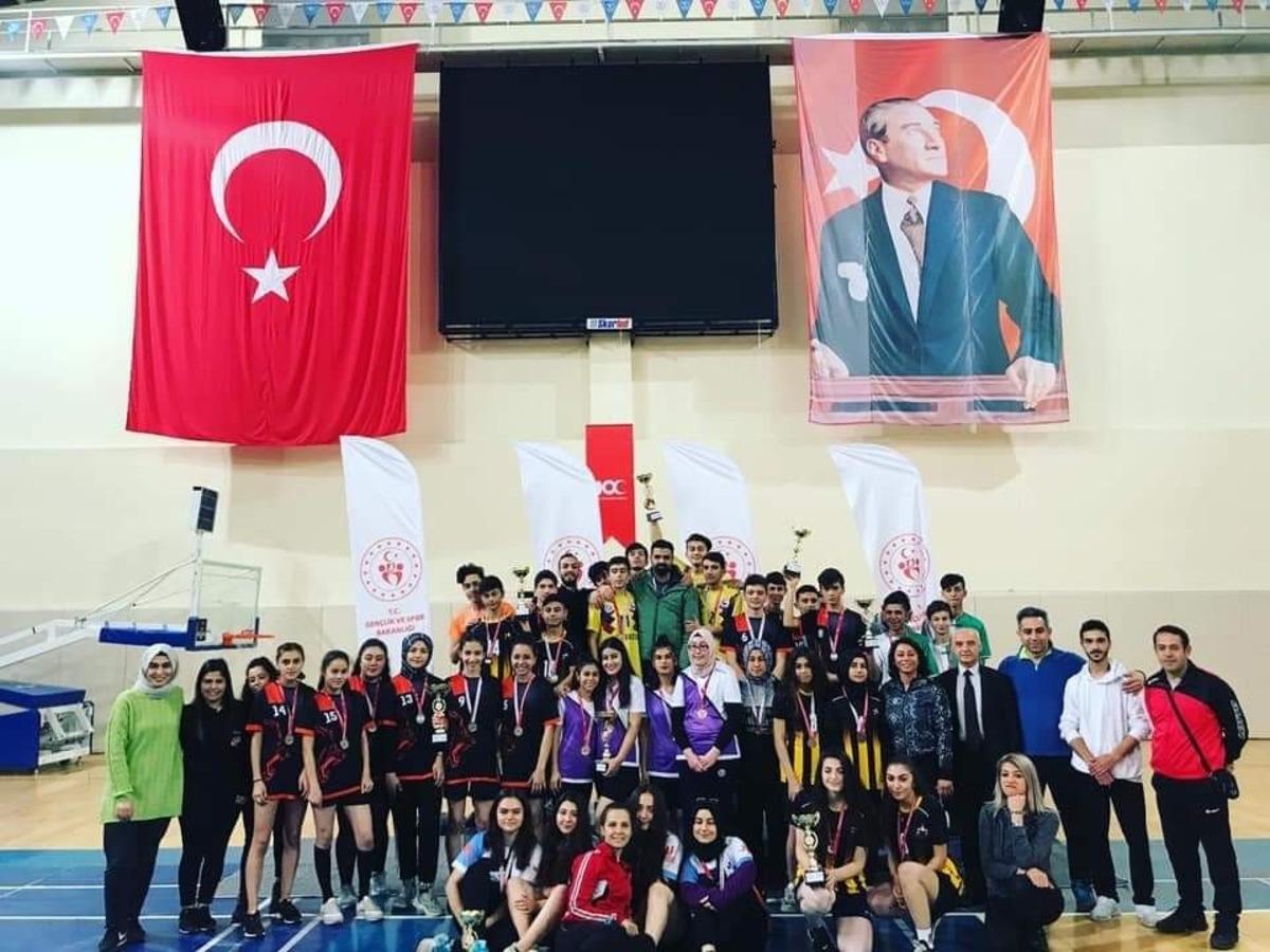 Isparta&rsquo;da badmintonda derece alan liseler belli oldu