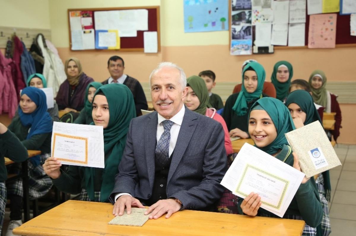 Başkan G&uuml;ltak, &ccedil;ocukların karne heyecanını paylaştı