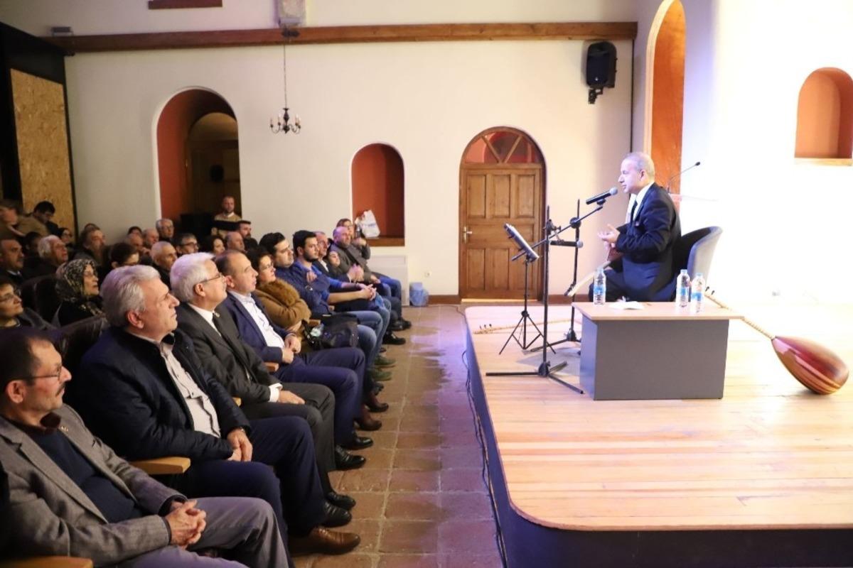 Neşet Ertaş Turgutlu&rsquo;da t&uuml;rk&uuml;leriyle anıldı