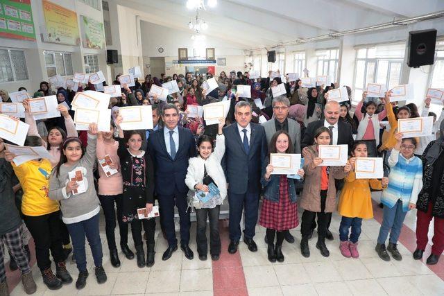 Başkan Beyazgül çocuklara karnelerini dağıttı