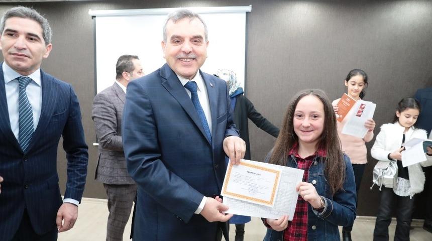 Başkan Beyazg&uuml;l &ccedil;ocuklara karnelerini dağıttı