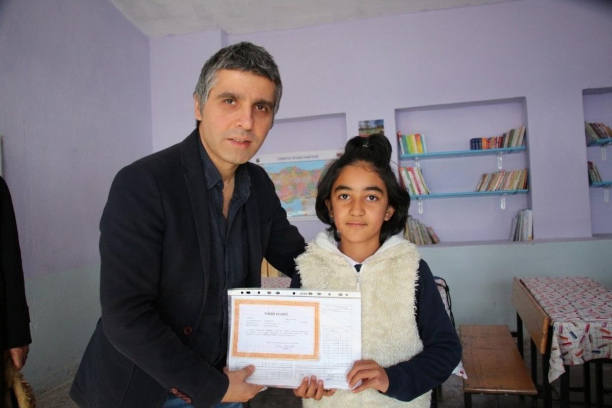 10 &ouml;ğrencisi bulunan okulda karne t&ouml;reni