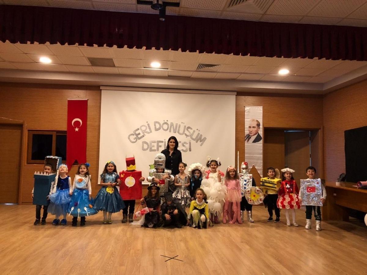 Anaokulu &ouml;ğrencilerinden geri d&ouml;n&uuml;ş&uuml;m defilesi