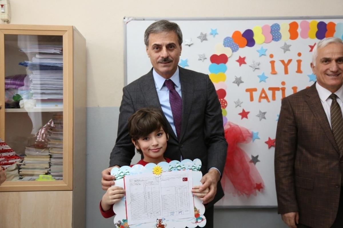 Başkan Alemdar miniklerin karne heyecanına ortak oldu