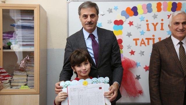 Başkan Alemdar miniklerin karne heyecanına ortak oldu