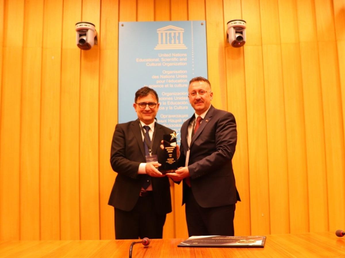 Adapazarı&rsquo;nda, Paris&rsquo;ten &ccedil;ocuk dostu kent &ouml;d&uuml;l&uuml; geldi