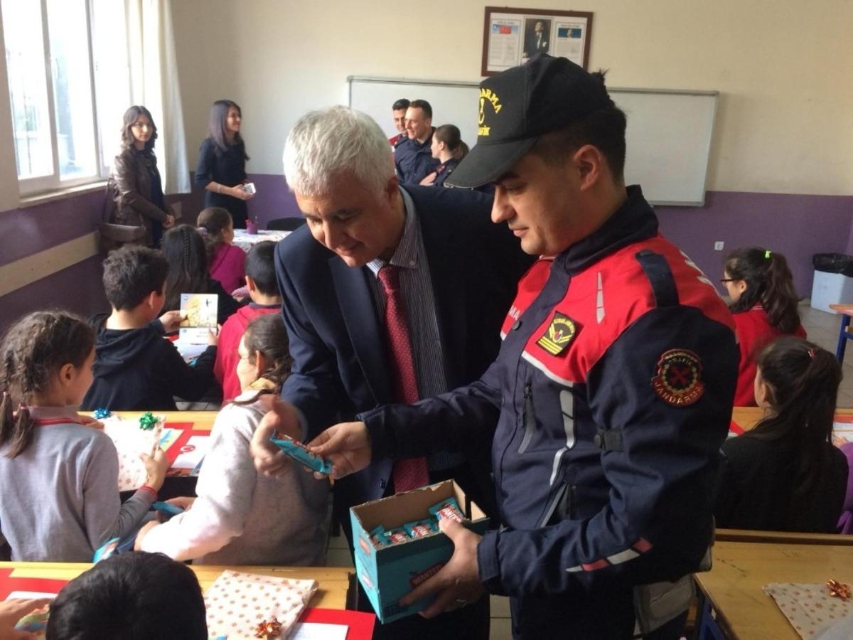 Jandarma D&ouml;şemealtı&rsquo;nda karne dağıttı