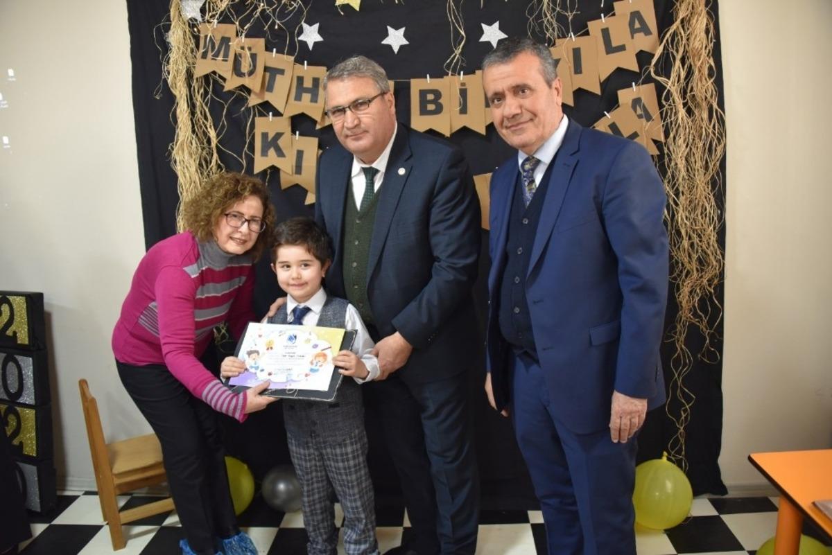 Başkan &Ccedil;er&ccedil;i miniklerin karne heyecanına ortak oldu