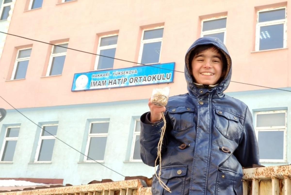 Y&uuml;ksekovalı &ouml;ğrenciler kuşlar i&ccedil;in yemlik yaptı