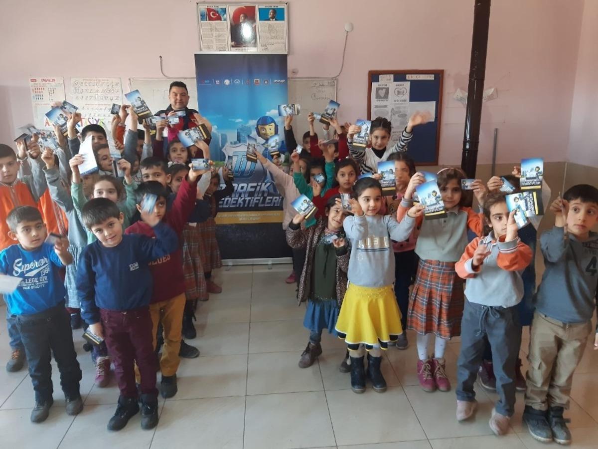 &Ouml;ğrencilerin karnesini Jandarma verdi