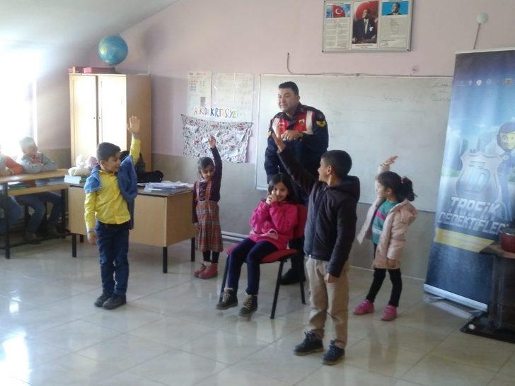 Öğrencilerin karnesini Jandarma verdi G3