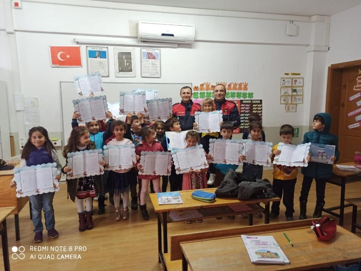 Jandarmadan &ouml;ğrencilere karne hediyesi, kurallara uymayan servis&ccedil;ilere ceza