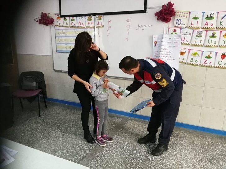 Jandarmadan öğrencilere karne hediyesi, kurallara uymayan servisçilere ceza G2