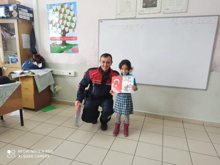 Jandarmadan öğrencilere karne hediyesi, kurallara uymayan servisçilere ceza G3