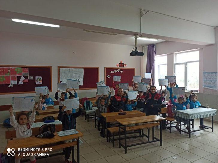 Jandarmadan öğrencilere karne hediyesi, kurallara uymayan servisçilere ceza G4