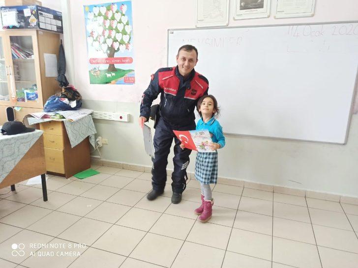 Jandarmadan öğrencilere karne hediyesi, kurallara uymayan servisçilere ceza G5