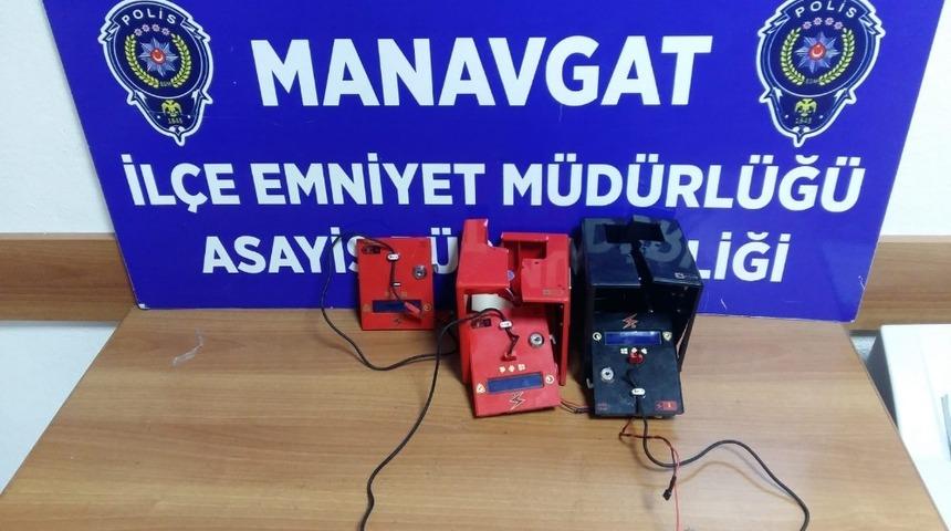 Kafenin bahşiş kutusu ile şarj cihazlarını &ccedil;alan &ccedil;ocuk tutuklandı