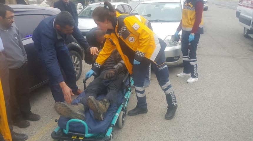 Otomobilin &ccedil;arptığı bisiklet s&uuml;r&uuml;c&uuml;s&uuml; yaralandı