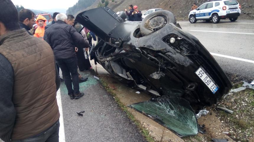 Devrilen otomobildeki Eslem &ouml;ld&uuml;, 3 kişi yaralandı