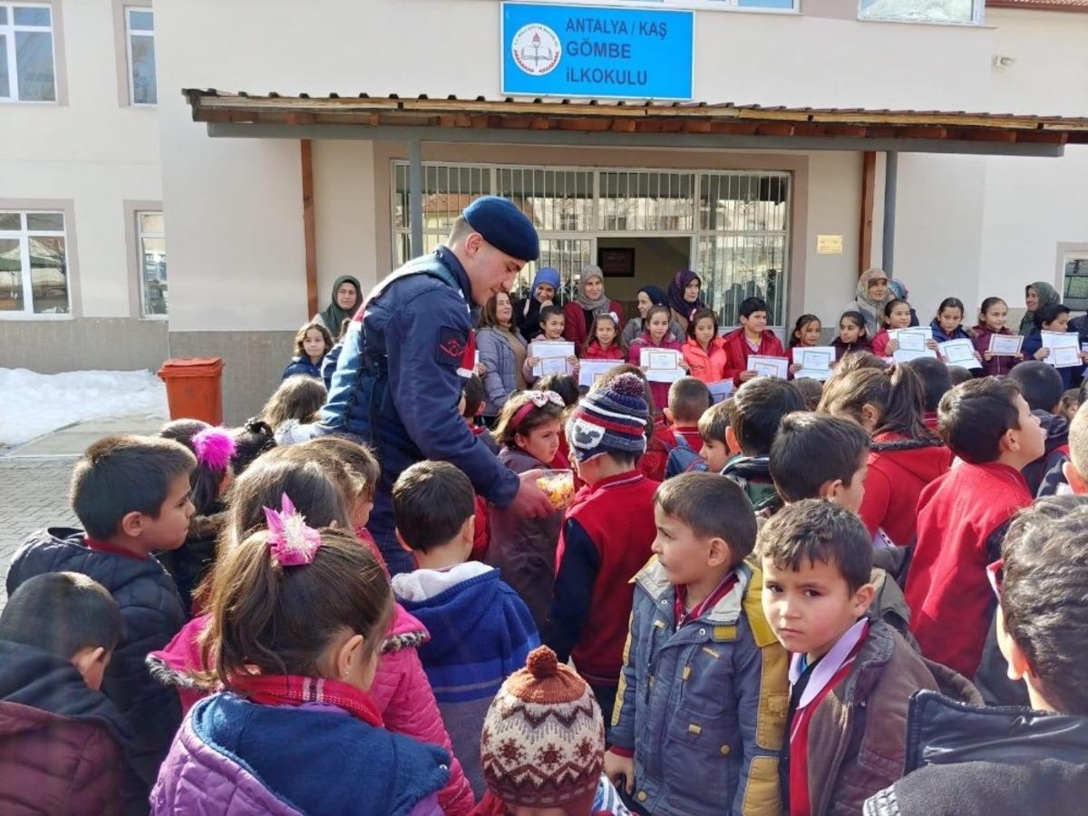 Jandarmadan &ouml;ğrencilere kitap