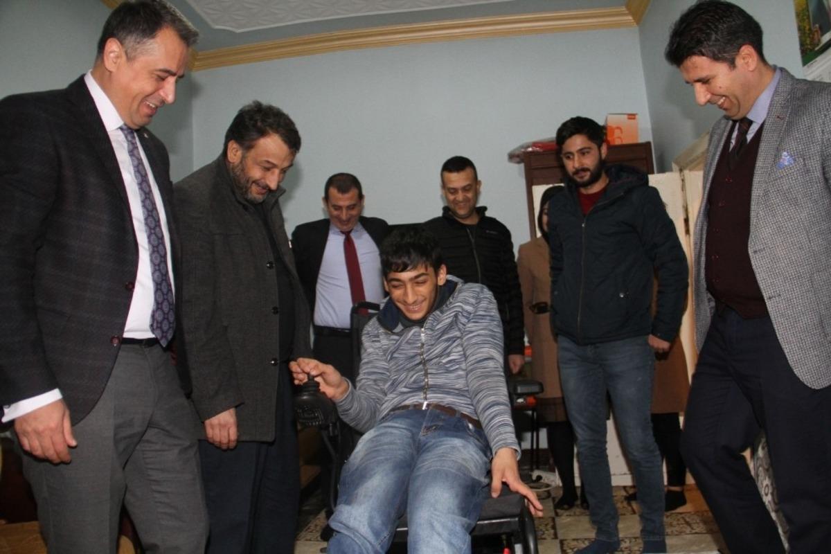 Bedensel engelli Yusuf&rsquo;un karne hediyesi evinde verildi