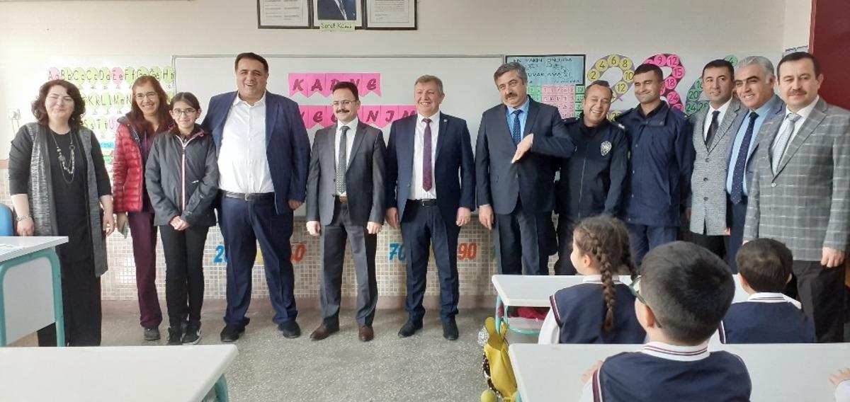 Millitvekili Kaya kızının okulu&rsquo;nda karne dağıttı