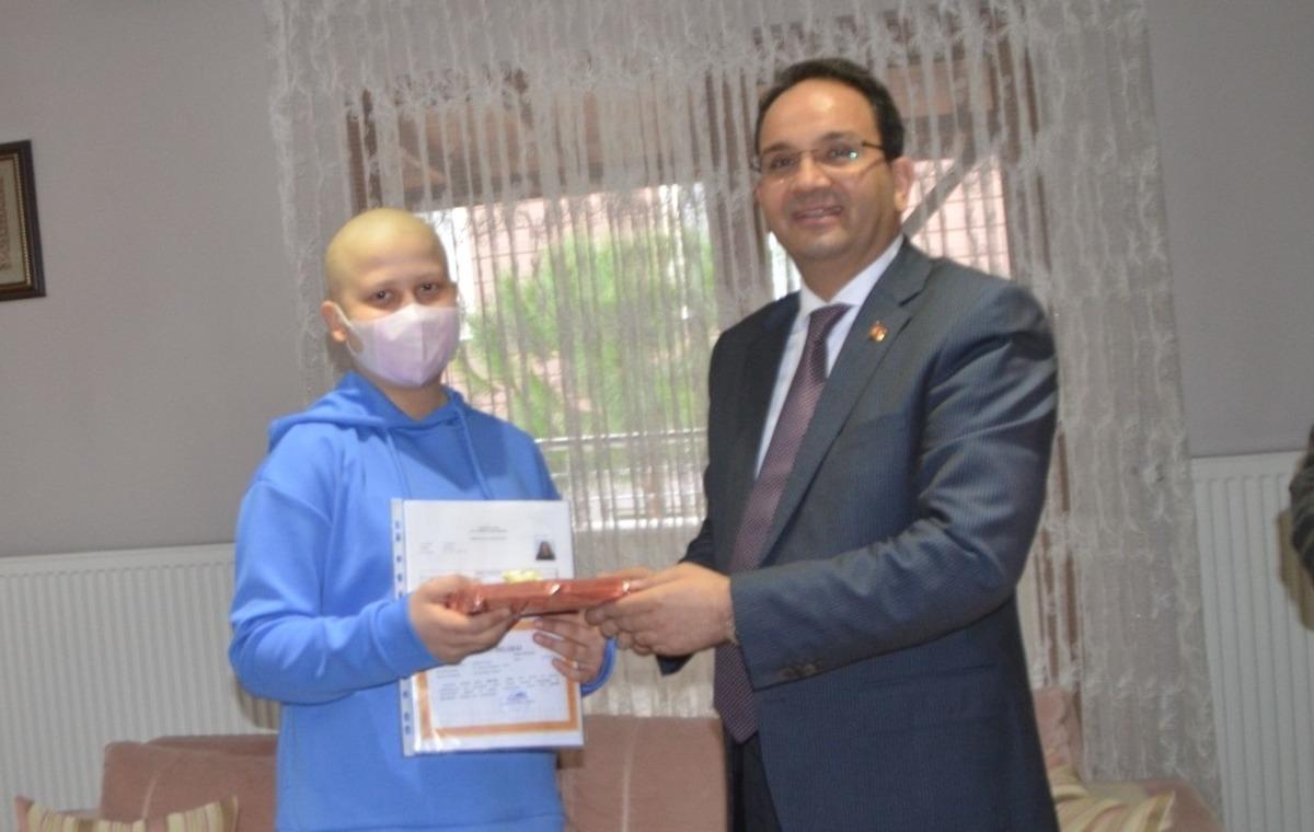 Kaymakam Ert&uuml;rkmen, kanser hastası &ouml;ğrenciye karnesini evde verdi