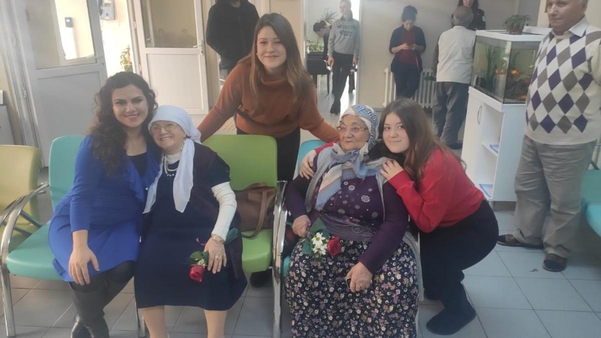 &Ouml;ğrencilerden huzurevi sakinlerine moral ziyareti