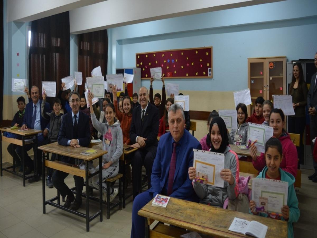 Havran protokol&uuml; &ouml;ğrencilerin karne heyecanına ortak oldu