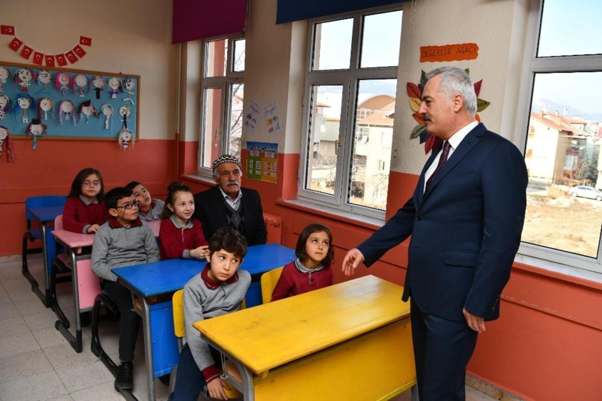 Isparta&rsquo;da Vali&rsquo;den &ouml;ğrencilere, &ldquo;Tatilde bol bol oyun oynayın&rdquo; tavsiyesi