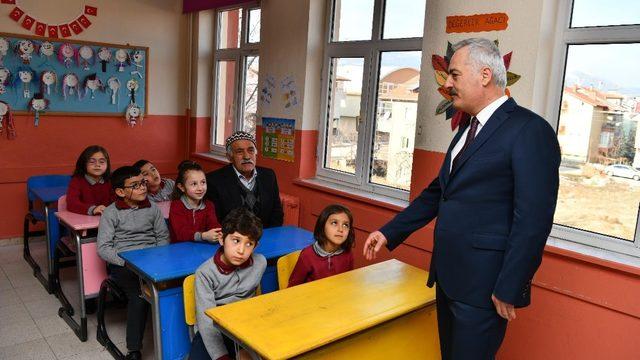 Isparta’da Vali’den öğrencilere, “Tatilde bol bol oyun oynayın” tavsiyesi