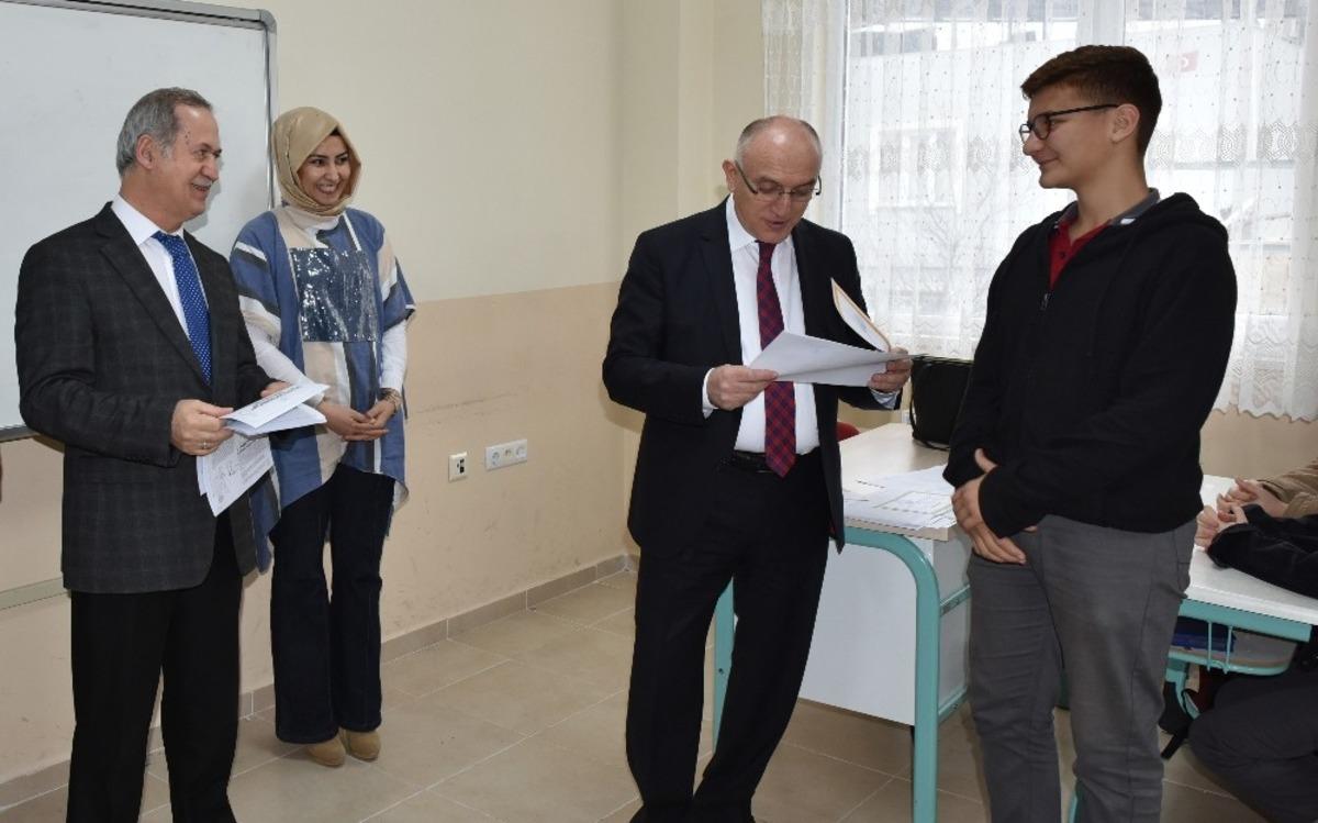 Mustafakemalpaşa Kaymakamı Ko&ccedil;berber karne dağıttı