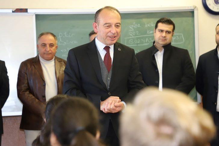 Başkan Akın’dan öğrencilere karne hediyesi G3