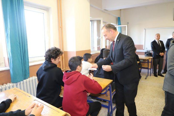 Başkan Akın’dan öğrencilere karne hediyesi G4